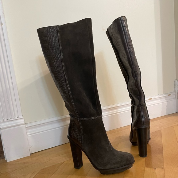 Leather boots. BCBG. Never worn. Size 6 1/2. Dark brown. 4 in heel. - Picture 5 of 5
